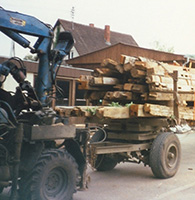 LKW der Holz transportiert